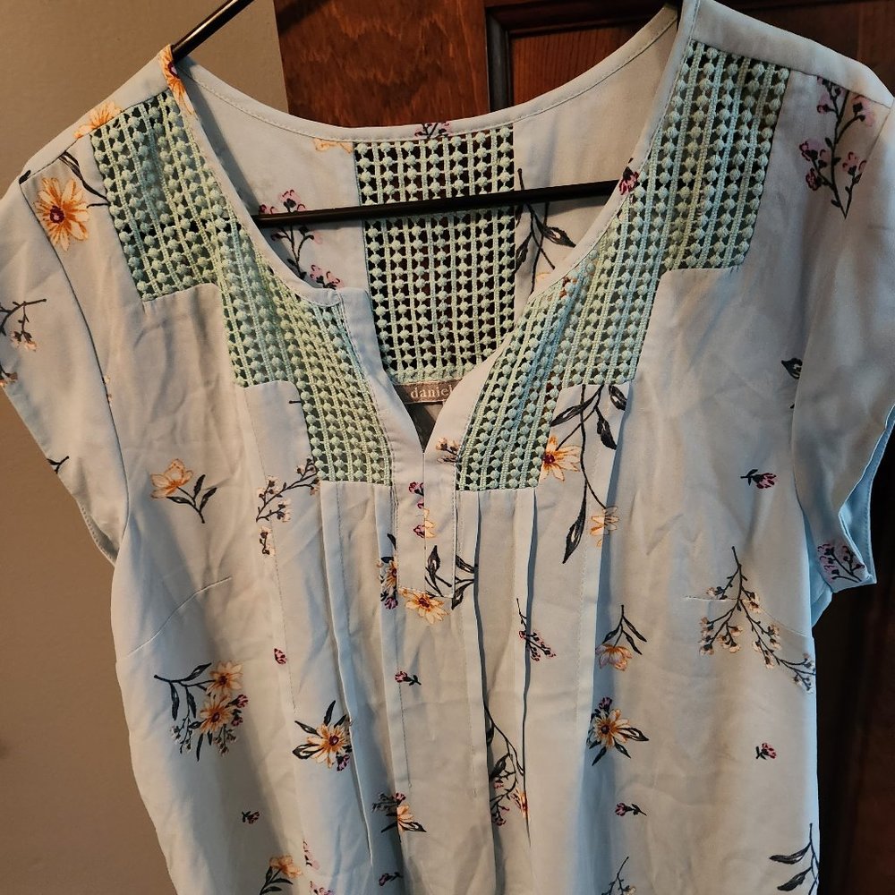 Daniel Rainn light weight blouse